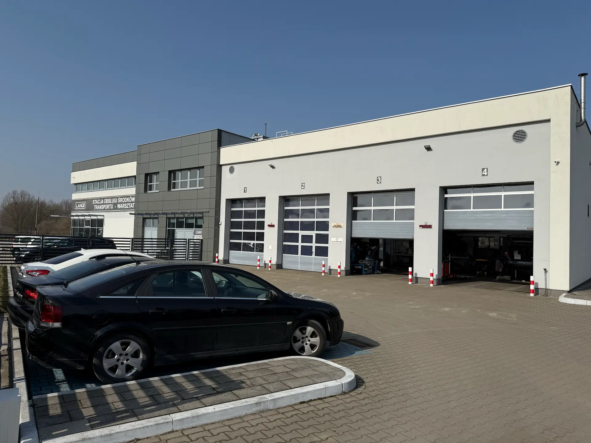 Wnętrze warsztatu samochodowego PHU Lange w Elblągu — podnośniki i stanowiska naprawcze