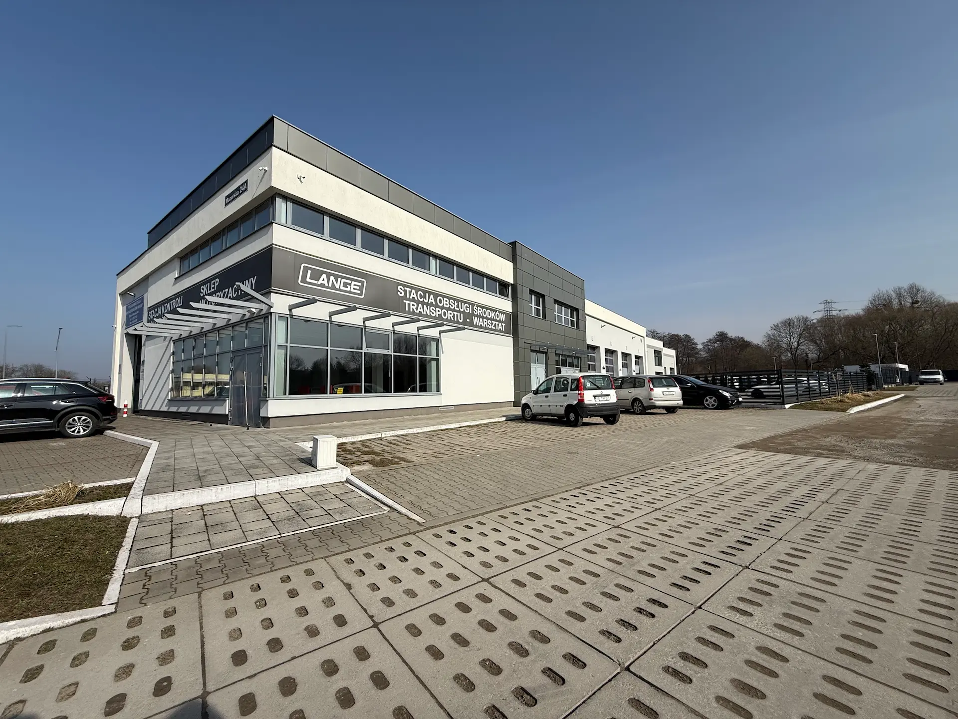 Warsztat samochodowy PHU Lange w Elblągu — widok na halę serwisową
